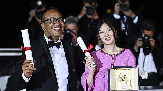 Reisi Jianying Story Chen a Abinash Bikram Shah e svmi cenami z letonho ronku filmovho festivalu v Cannes (28. kvtna 2022).