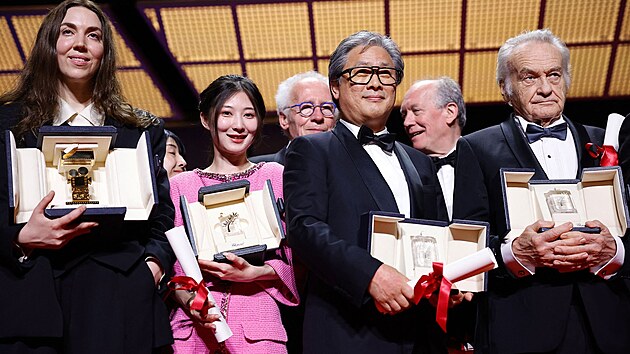 Režisérky Gina Gammell a Jianying Chen a dále režiséři Park Chan-wook a Jerzy Skolimowski se svými cenami z letošního ročníku filmového festivalu v Cannes (28. května 2022).