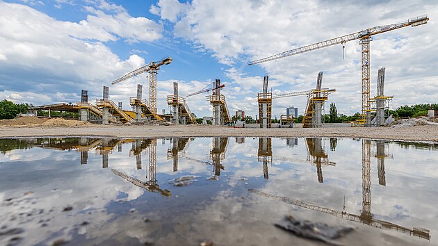 Stavba fotbalov�ho stadionu v hradeck�ch Mal�ovic�ch (22. 5. 2022)