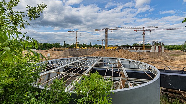 Stavba fotbalovho stadionu v hradeckch Malovicch (22. 5. 2022)