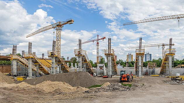 Stavba fotbalového stadionu v hradeckých Malšovicích (22. 5. 2022)