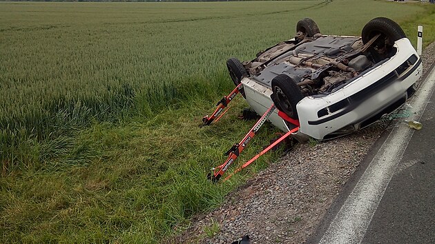 Řidička Škody Fabia skončila na střeše u Nepolis na Královéhradecku, v protisměru se předtím střetla s vozem stejné značky. (24. 5. 2022)