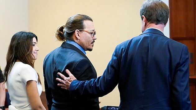 Pan Depp není násilník, ale oběť paní Heardové, řekla jeho obhájkyně