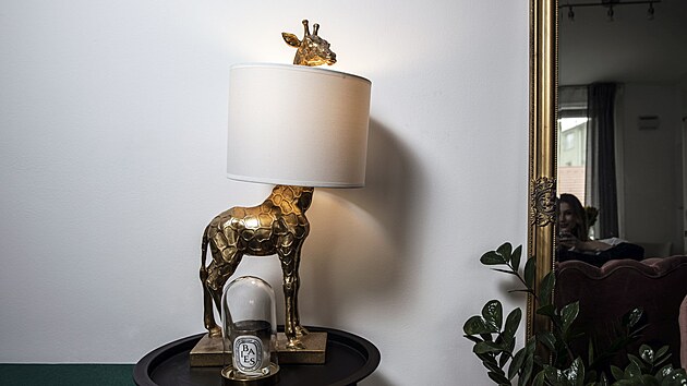 Žirafí lampa je koupená přímo do tohoto bytu.