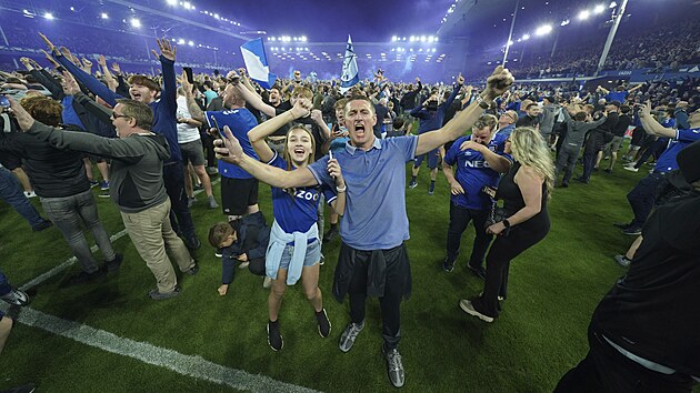 Fandové Evertonu oslavili vítězství nad Crystal Palace (3:2) a tím pádem...