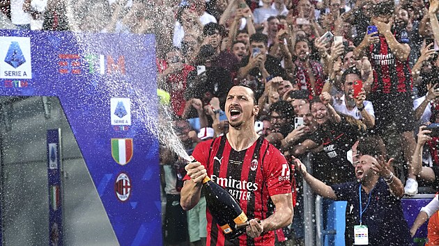 Zlatan Ibrahimovic oslavuje zisk mistrovského titulu s AC Milán.