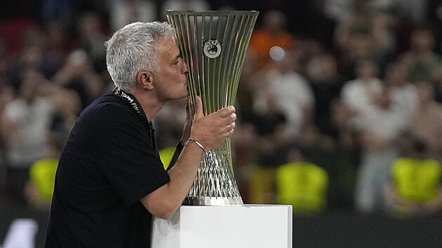 Jos Mourinho, trenr AS m, lb trofej pro vtze Konferenn ligy.