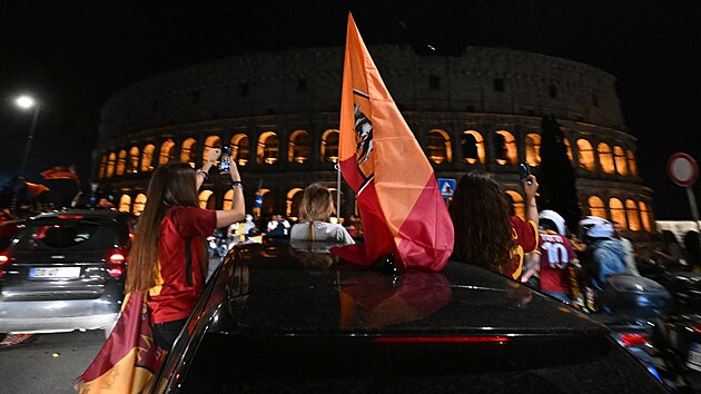 Fanoušci AS Řím oslavují před Koloseem vítězství svého týmu ve finále Konferenční ligy, které se odehrálo v albánské Tiraně.