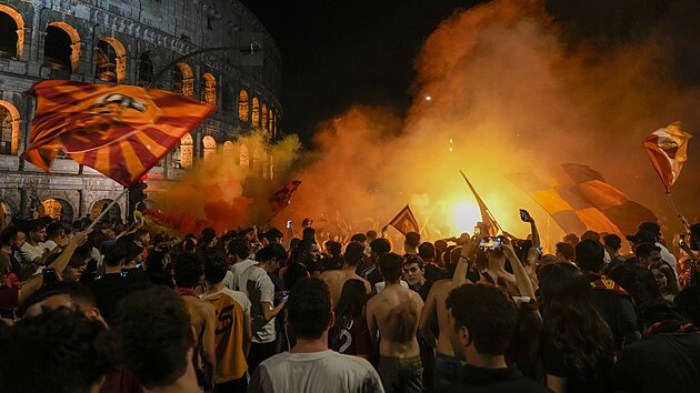 Fanoušci AS Řím oslavují v ulicích Říma před Koloseem vítězství svého týmu ve finále Konferenční ligy, které se odehrálo v albánské Tiraně.