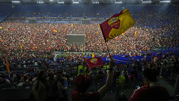 Fanoušci AS Řím oslavují na Stadio Olimpico vítězství svého týmu ve finále Konferenční ligy, které se odehrálo v albánské Tiraně.