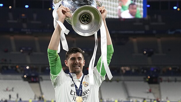 Thibaut Courtois, brank Realu Madrid, kep s trofej pro vtze fotbalov Ligy mistr.