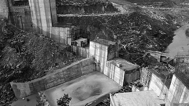 Stavba klenbové hráze na přehradě Vrchlice v okrese Kutná Hora (31. ledna 1969)