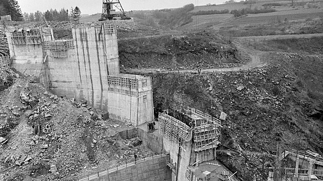 Stavba klenbové hráze na přehradě Vrchlice v okrese Kutná Hora (28. dubna 1969)