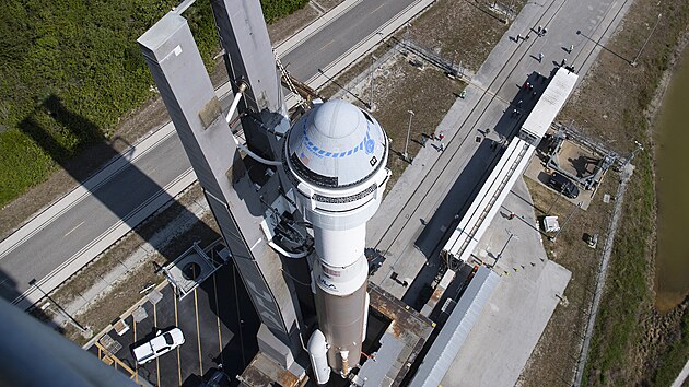 Raketa Atlas V spolenosti United Launch Alliance s kosmickou lod CST-100 Starliner spolenosti Boeing po vyvezen z hangru na startovac rampu SLC 41 ped mis Orbital Flight Test-2 (OFT-2 ve  steda 18. kvtna 2022)