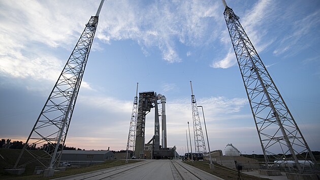 Kosmick lo CST-100 Starliner na raket Atlas V spolenosti United Launch Alliance pipravena k misi Orbital Flight Test-2 ve stedu 18. kvtna 2022.