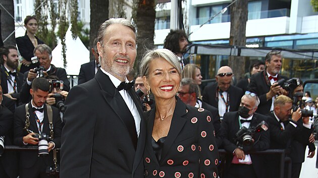 Mads Mikkelsen a Hanne Jacobsenov (Cannes, 24. kvtna 2022)
