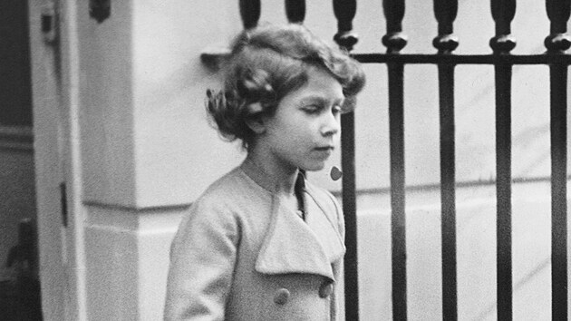 Královna Alžběta II. ještě coby princezna po návštěvě zubaře ve West Endu v Londýně v říjnu 1934