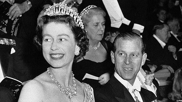 Krlovna Albta II. a princ Philip na svtov premie filmu Dunkirk (Londn, 20. bezna 1958)