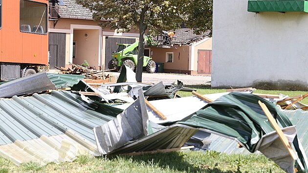 V Lenešicích na Lounsku poškodil vítr asi deset rodinných domů, střechu školy a popadalo mnoho stromů. (21. května 2022)