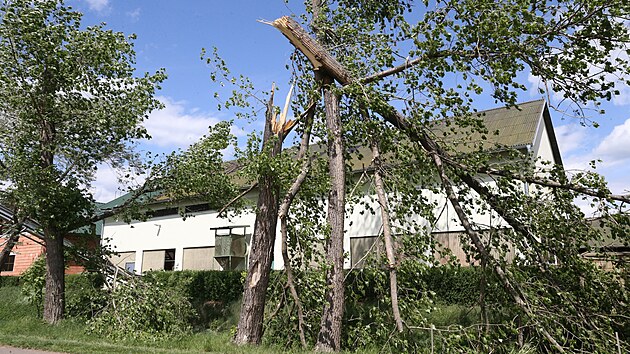 V Leneicch na Lounsku pokodil vtr asi deset rodinnch dom, stechu koly a popadalo mnoho strom. (21. kvtna 2022)