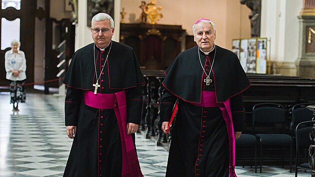 Dosavadní pomocný biskup Pavel Konzbul (vlevo) nahradí brněnského biskupa Vojtěcha Cikrleho.
