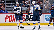 Gól oslavují David Perron a Pavel Bunevi ze St. Louis.