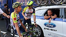 Vyerpaný Jan Hirt (vlevo) u týmového autobusu stáje Intermarché po 14. etap...