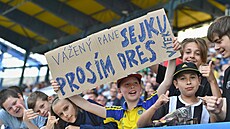 Teplický fanoušek Vítek prosí o dres útočníka Václava Sejka.