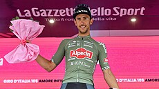 Belgian Dries De Bondt z týmu Alpecin-Fenix slaví triumf v osmnácté etap Gira.