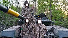 Ukrajintí tankisté se strojem T-72, který byl ped odesláním do boje mírn...