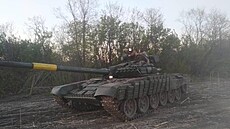 Tank T-72 má tílennou osádku, vpedu v korb sedí idi, ve vi pak stelec...