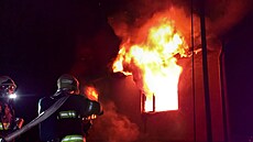 Hasi�i vyjí�d�li p�ed p�lnocí na ned�li k po�áru bytu a st�echy do pra�ských...