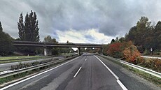 Most nad dálnicí D10, který v noci na ned�li 29. kv�tna 2022 bourali silni�á�i.