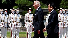 Japonský premiér Fumio Kišida (vpravo) vítá v Tokiu amerického prezidenta Joea...