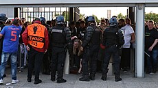 Policie a po�adatelská slu�ba u jednoho ze vstup� na stadion Stade de France v...