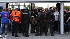 Policie a poadatelská sluba u jednoho ze vstup na stadion Stade de France v...