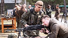 Civilisté absolvují výuku ve steleckém výcvikovém stedisku v polské...