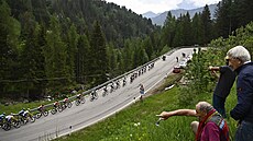 Cyklisté bhem dvacáté etapy italského Gira.