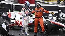 Mick Schumacher z Haasu opou�tí sv�j v�z poté, co havaroval p�i Velké cen�...