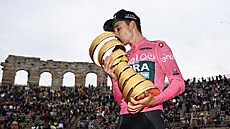Jai Hindley ovládl italské Giro a užívá si zisk trofeje.