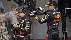 Týmoví kolegové Sergio Pérez (vlevo) a Max Verstappen (vpravo) oslavují úspch...