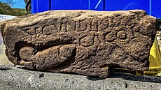 Kámen se starověkým sprostým graffiti objevili výzkumníci na nalezišti...