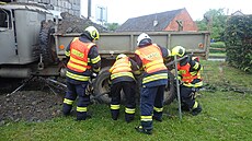 Nákladní auto narazilo v Rackové do domu. Hasii vz vyproovali nkolik hodin.