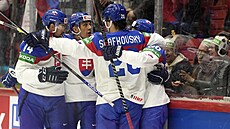 Slovenští hokejisté se radují ze vstřeleného gólu.
