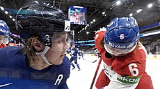 �eský obránce Michal Kempný (6) bojuje u hrazení o kotou� s finským úto�níkem...