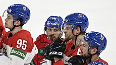 Zklamaní etí hokejisté po poráce s Finskem