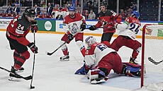 Kanadský útoník Dylan Cozens (24) posílá gólovou stelu do odkryté branky...