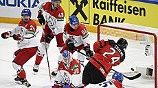 Kanadský útoník Dylan Cozens (24) dává gól, zatímco na nj kouká deset eských...