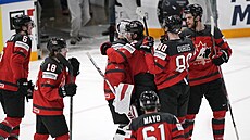 Kanadští hokejisté oslavují postup do finále světového šampionátu.