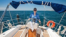 Kapitánka. Za kormidlem je nejhez�í �ena.